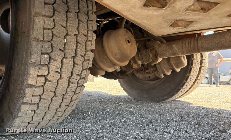 image for item EG5756 2002 Chevrolet C7500 bucket truck