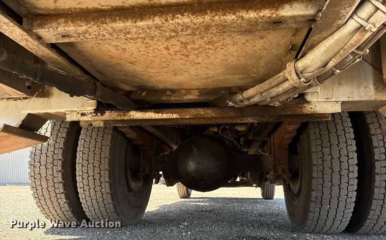 image for item EG5756 2002 Chevrolet C7500 bucket truck