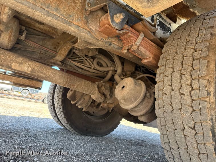image for item EG5756 2002 Chevrolet C7500 bucket truck