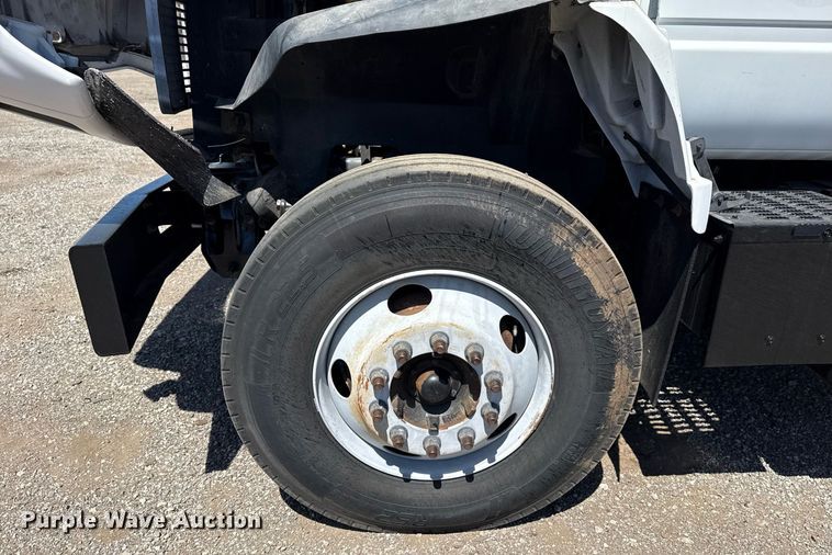 image for item EG5756 2002 Chevrolet C7500 bucket truck