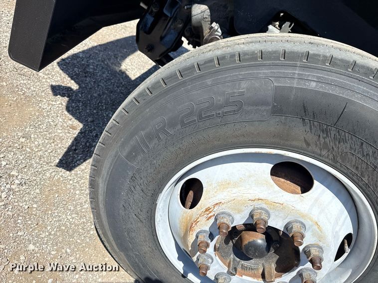 image for item EG5756 2002 Chevrolet C7500 bucket truck