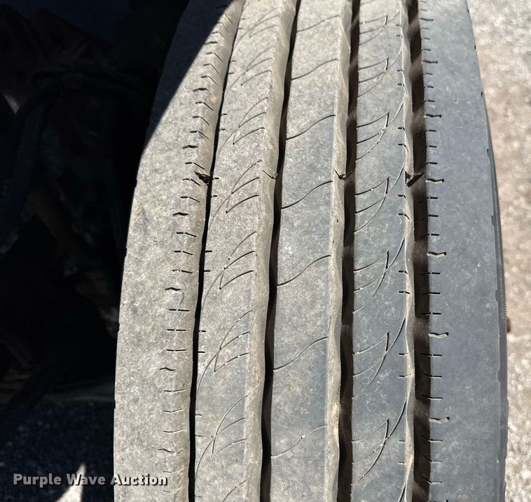 image for item EG5756 2002 Chevrolet C7500 bucket truck