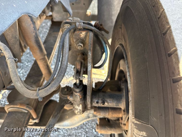 image for item EG5756 2002 Chevrolet C7500 bucket truck