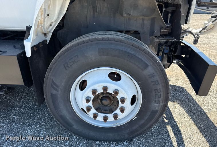 image for item EG5756 2002 Chevrolet C7500 bucket truck