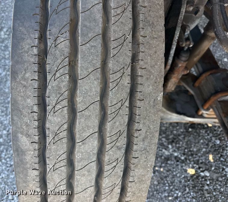 image for item EG5756 2002 Chevrolet C7500 bucket truck