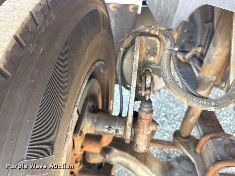 image for item EG5756 2002 Chevrolet C7500 bucket truck