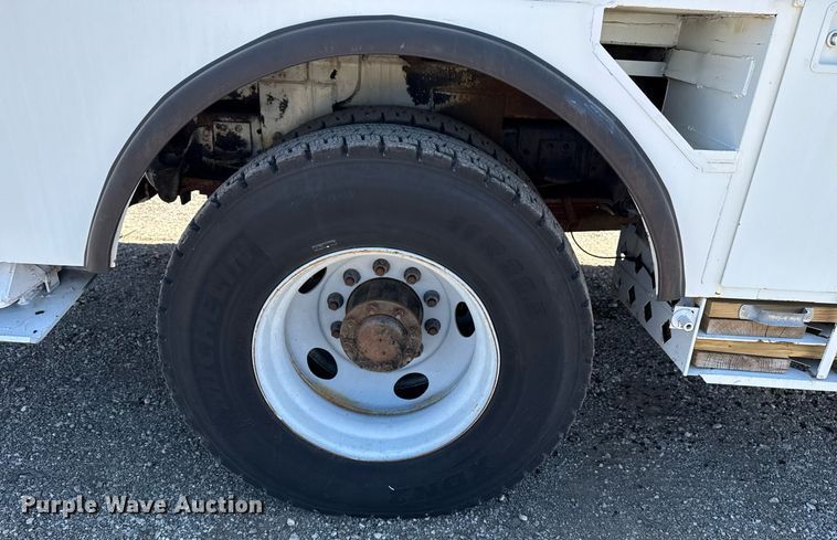 image for item EG5756 2002 Chevrolet C7500 bucket truck