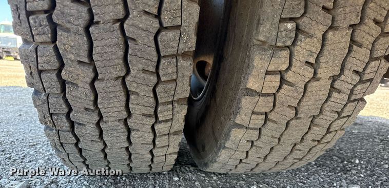 image for item EG5756 2002 Chevrolet C7500 bucket truck