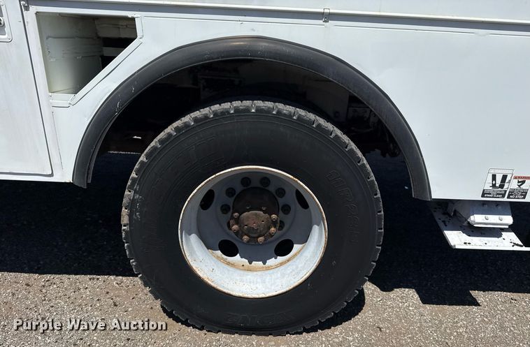 image for item EG5756 2002 Chevrolet C7500 bucket truck