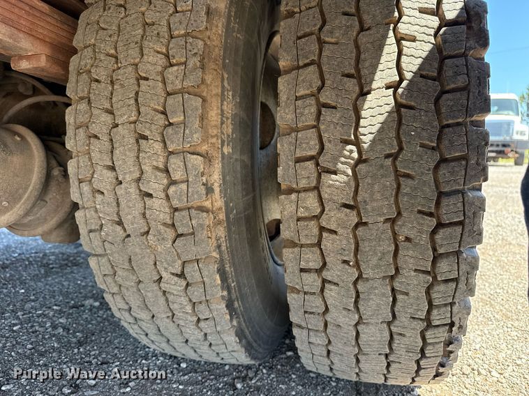 image for item EG5756 2002 Chevrolet C7500 bucket truck