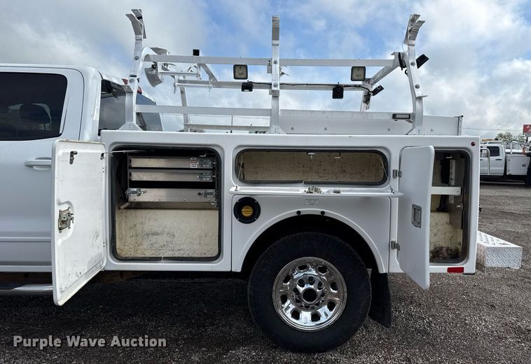 image for item EG5822 2016 Chevrolet Silverado 3500HD Crew Cab utility bed pickup truck