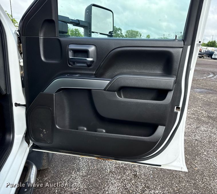 image for item EG5822 2016 Chevrolet Silverado 3500HD Crew Cab utility bed pickup truck