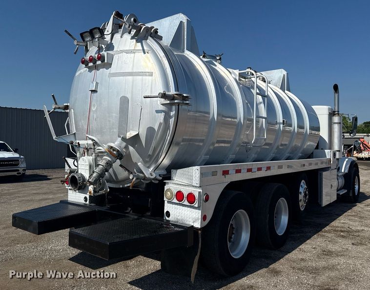 image for item EG5836 2006 Kenworth T800 vacuum truck