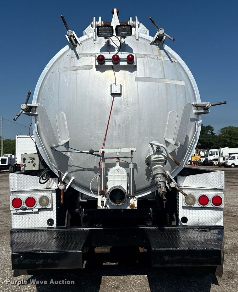 image for item EG5836 2006 Kenworth T800 vacuum truck