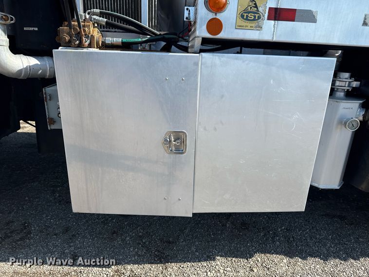 image for item EG5836 2006 Kenworth T800 vacuum truck