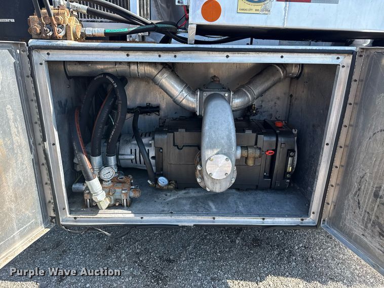 image for item EG5836 2006 Kenworth T800 vacuum truck