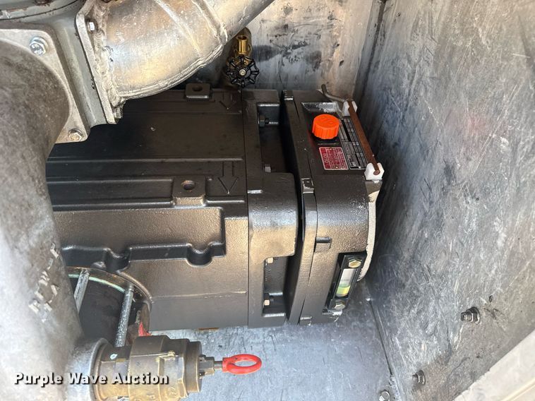 image for item EG5836 2006 Kenworth T800 vacuum truck