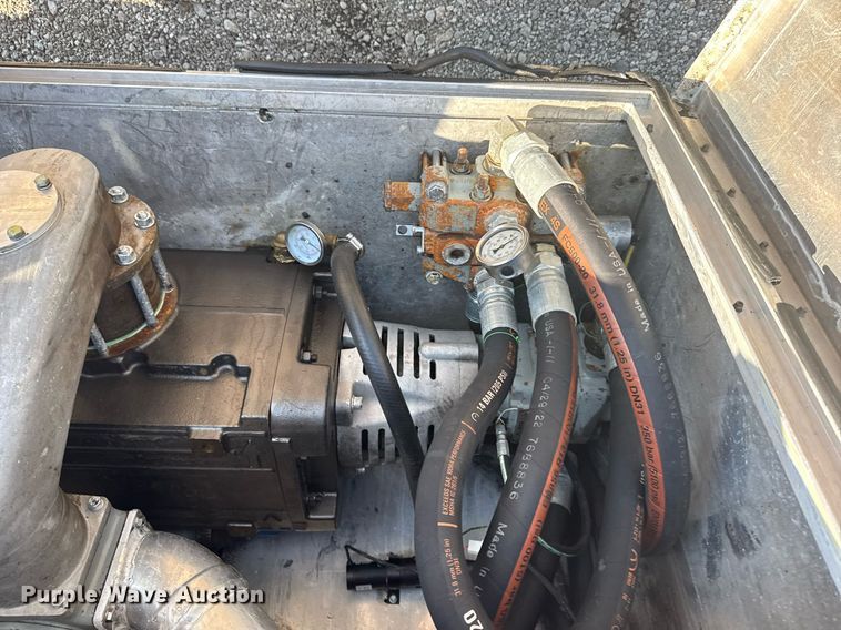 image for item EG5836 2006 Kenworth T800 vacuum truck