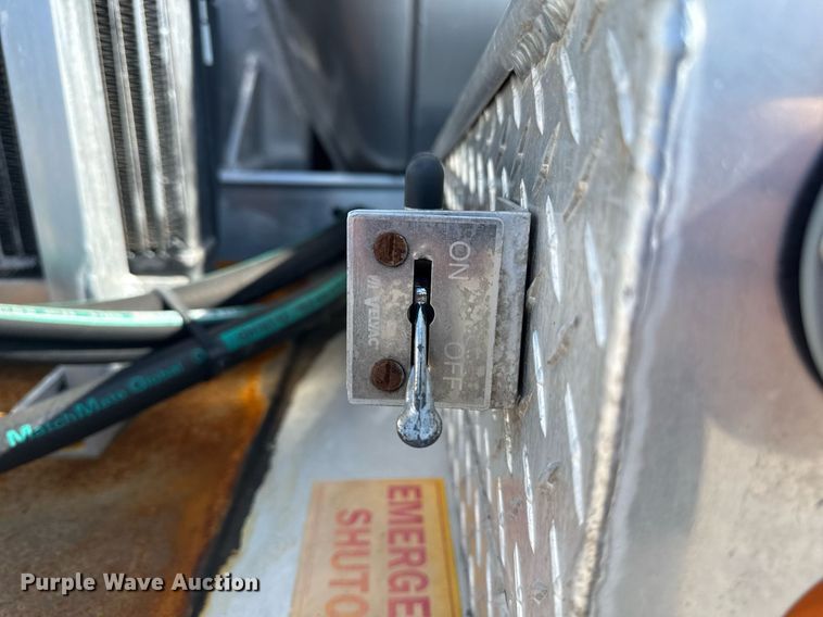 image for item EG5836 2006 Kenworth T800 vacuum truck