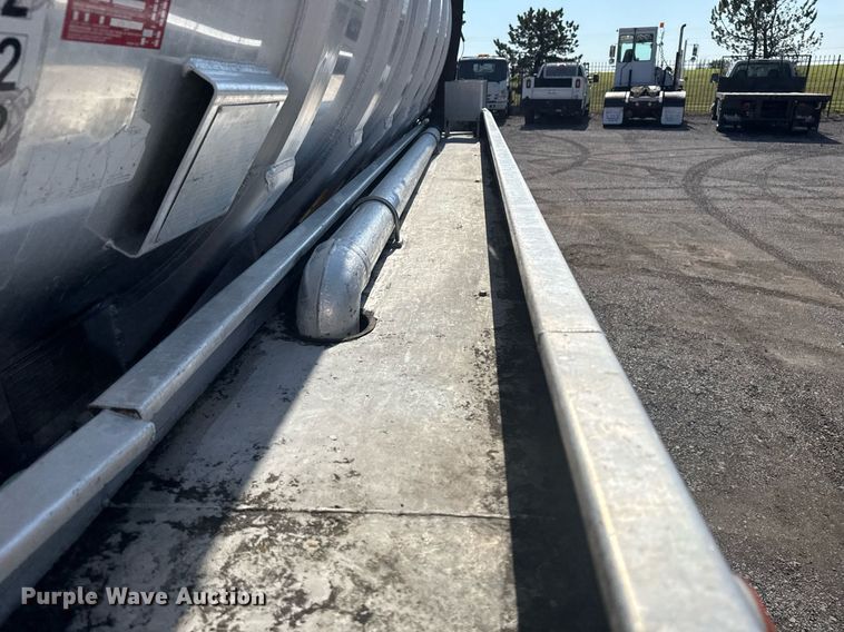 image for item EG5836 2006 Kenworth T800 vacuum truck