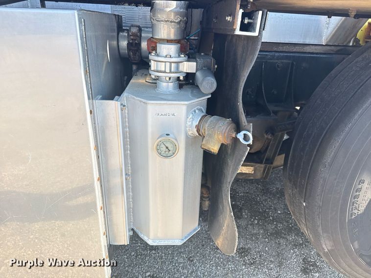 image for item EG5836 2006 Kenworth T800 vacuum truck