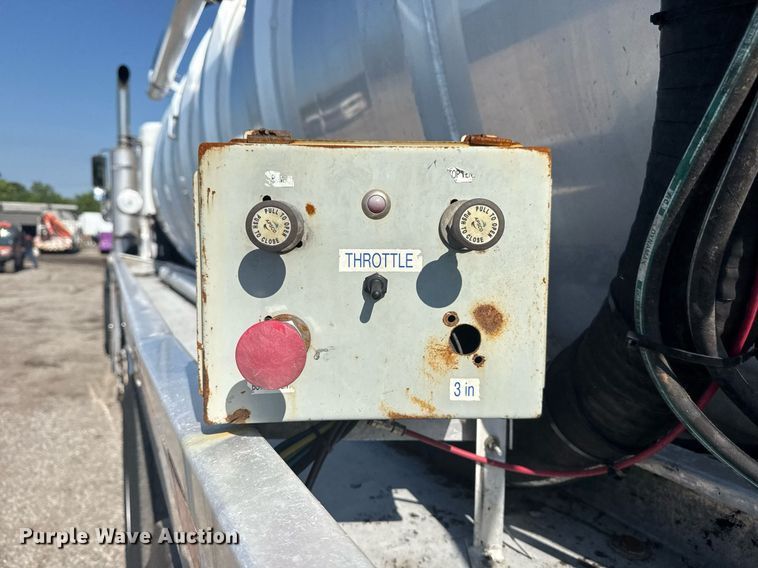 image for item EG5836 2006 Kenworth T800 vacuum truck