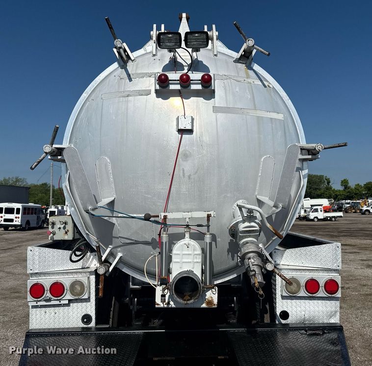 image for item EG5836 2006 Kenworth T800 vacuum truck