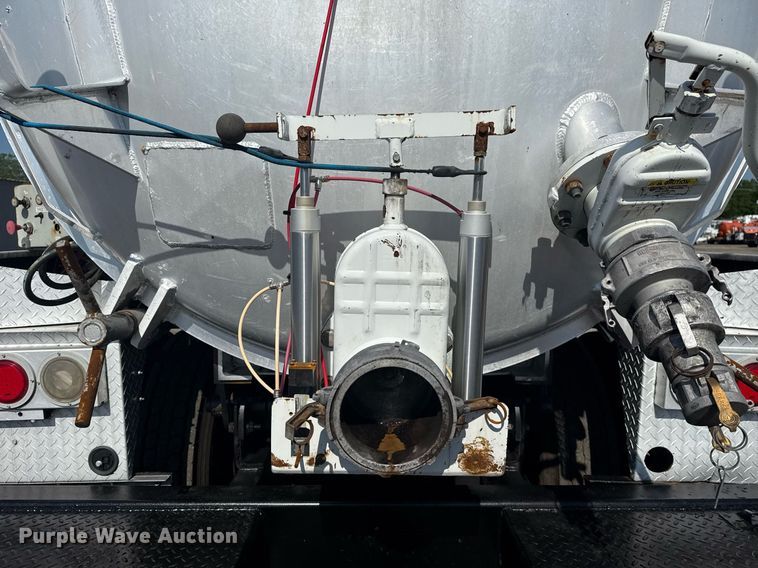 image for item EG5836 2006 Kenworth T800 vacuum truck