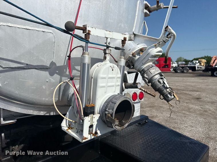 image for item EG5836 2006 Kenworth T800 vacuum truck