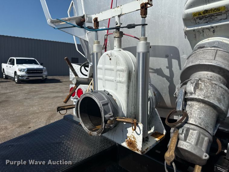 image for item EG5836 2006 Kenworth T800 vacuum truck