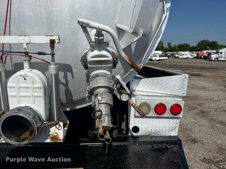 image for item EG5836 2006 Kenworth T800 vacuum truck