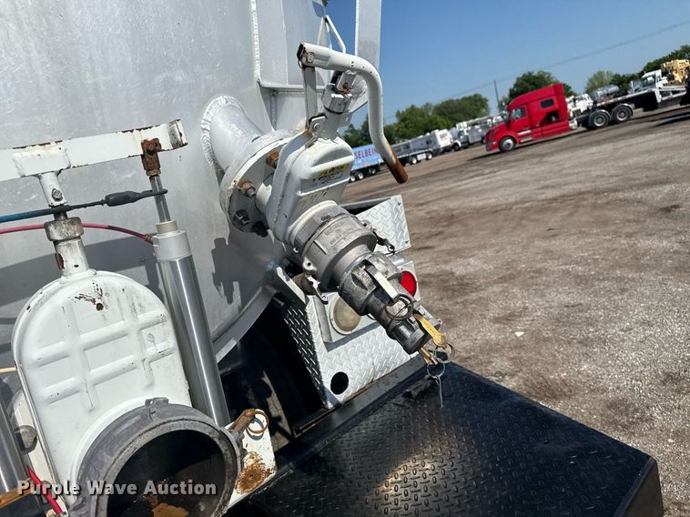 image for item EG5836 2006 Kenworth T800 vacuum truck