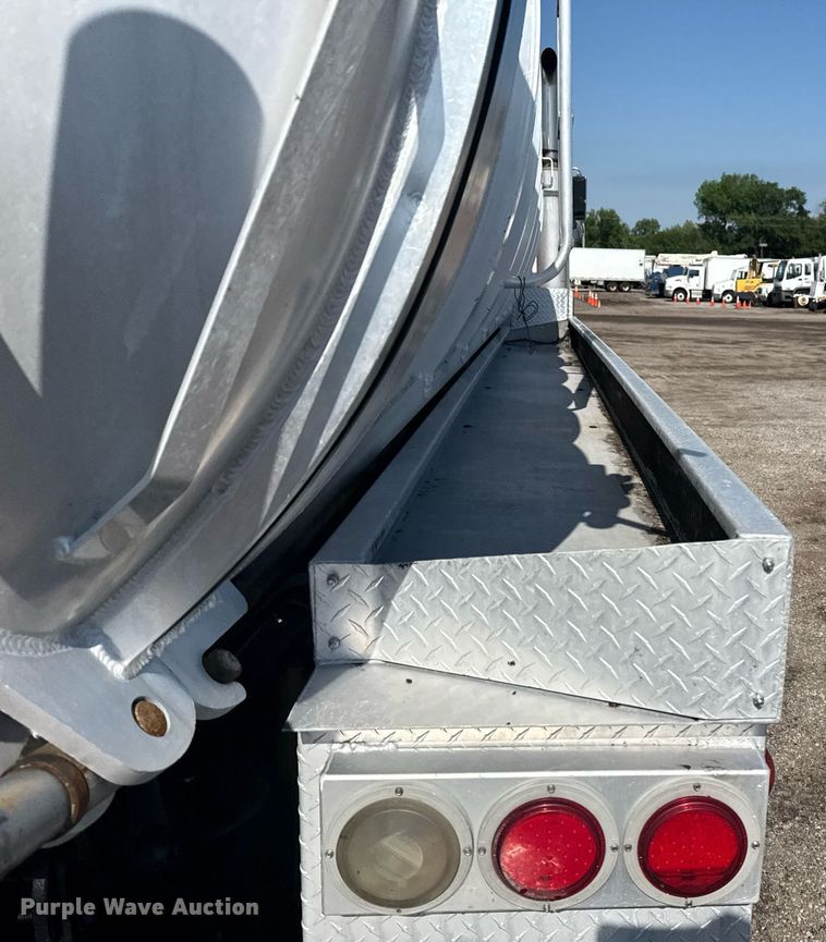 image for item EG5836 2006 Kenworth T800 vacuum truck