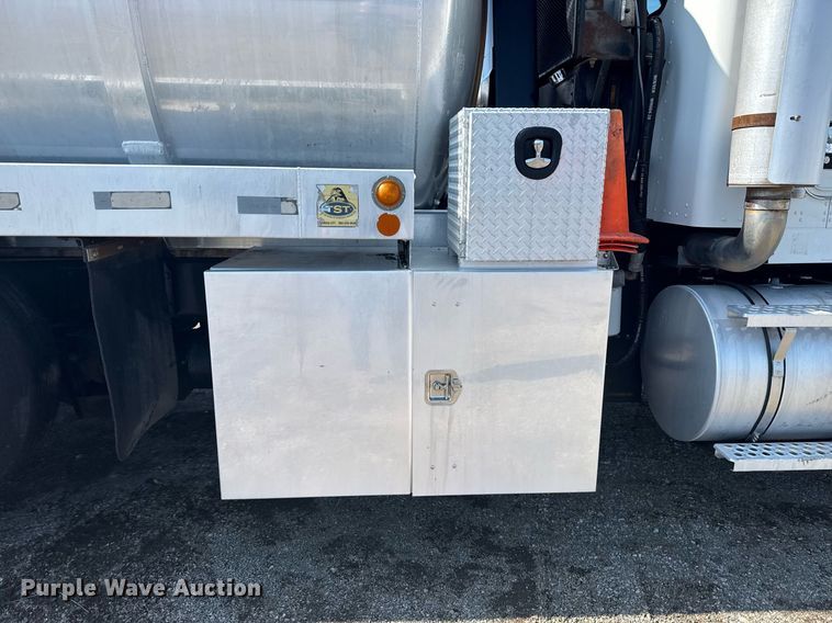 image for item EG5836 2006 Kenworth T800 vacuum truck