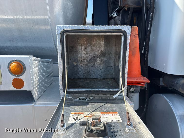 image for item EG5836 2006 Kenworth T800 vacuum truck