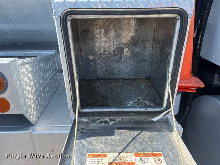 image for item EG5836 2006 Kenworth T800 vacuum truck