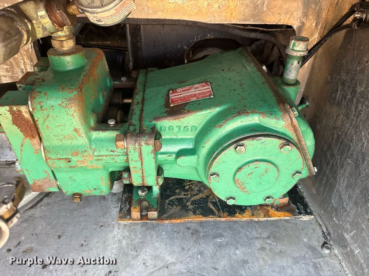 image for item EG5836 2006 Kenworth T800 vacuum truck