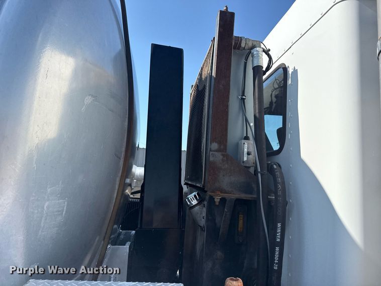 image for item EG5836 2006 Kenworth T800 vacuum truck