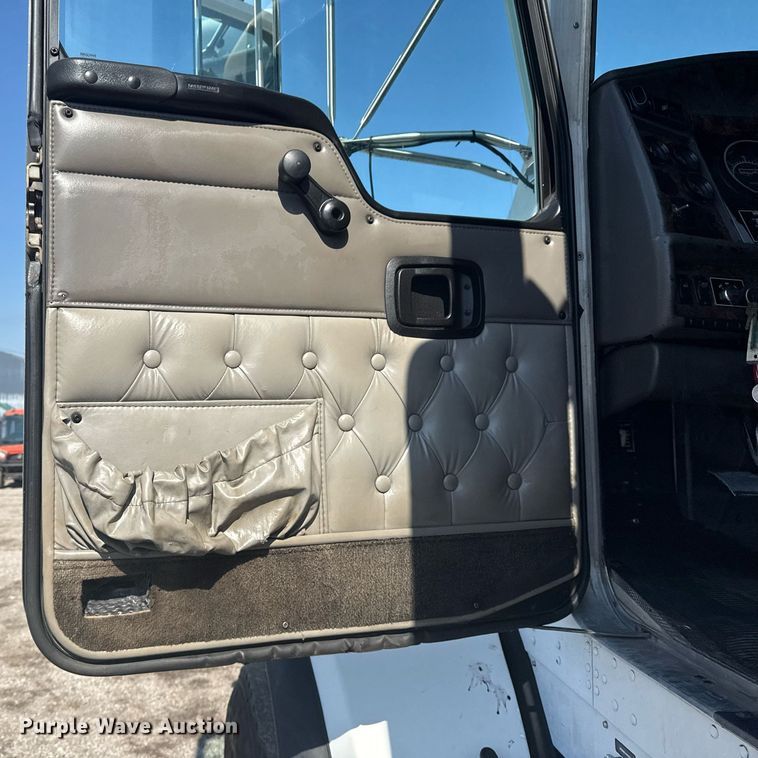 image for item EG5836 2006 Kenworth T800 vacuum truck