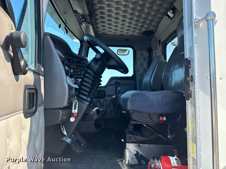 image for item EG5836 2006 Kenworth T800 vacuum truck