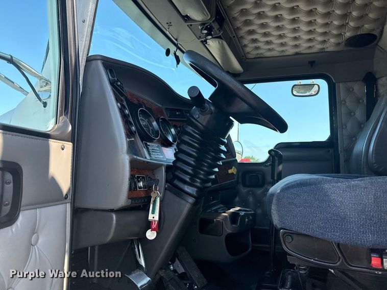 image for item EG5836 2006 Kenworth T800 vacuum truck