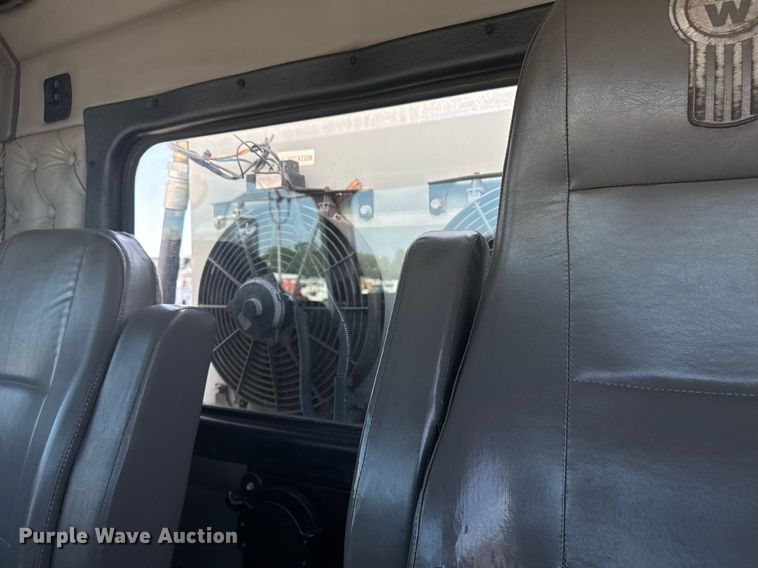 image for item EG5836 2006 Kenworth T800 vacuum truck