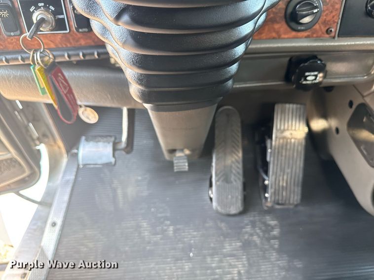 image for item EG5836 2006 Kenworth T800 vacuum truck