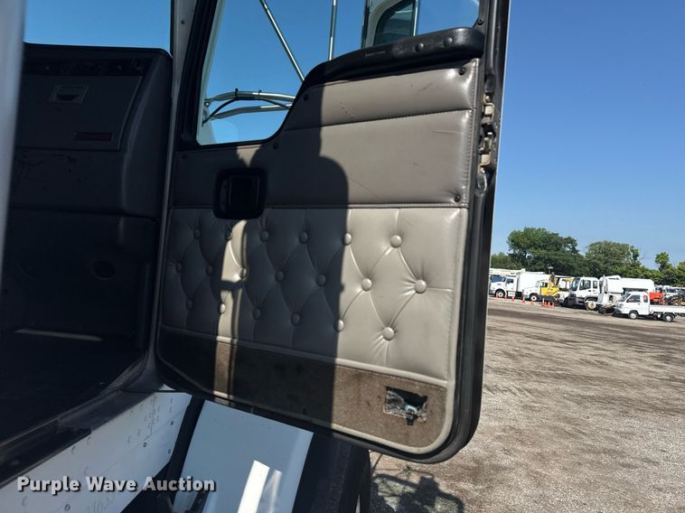 image for item EG5836 2006 Kenworth T800 vacuum truck