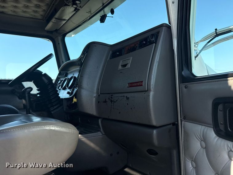 image for item EG5836 2006 Kenworth T800 vacuum truck