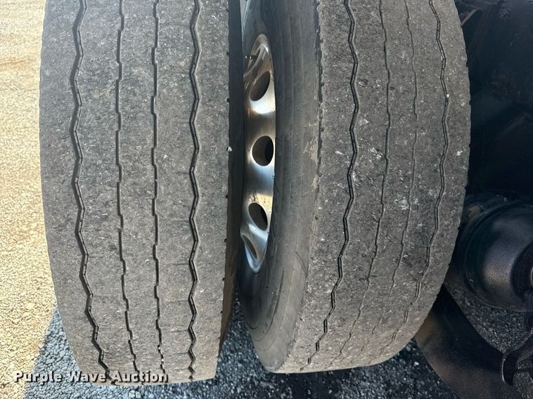 image for item EG5836 2006 Kenworth T800 vacuum truck