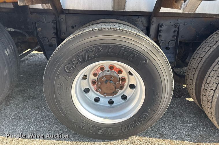 image for item EG5836 2006 Kenworth T800 vacuum truck