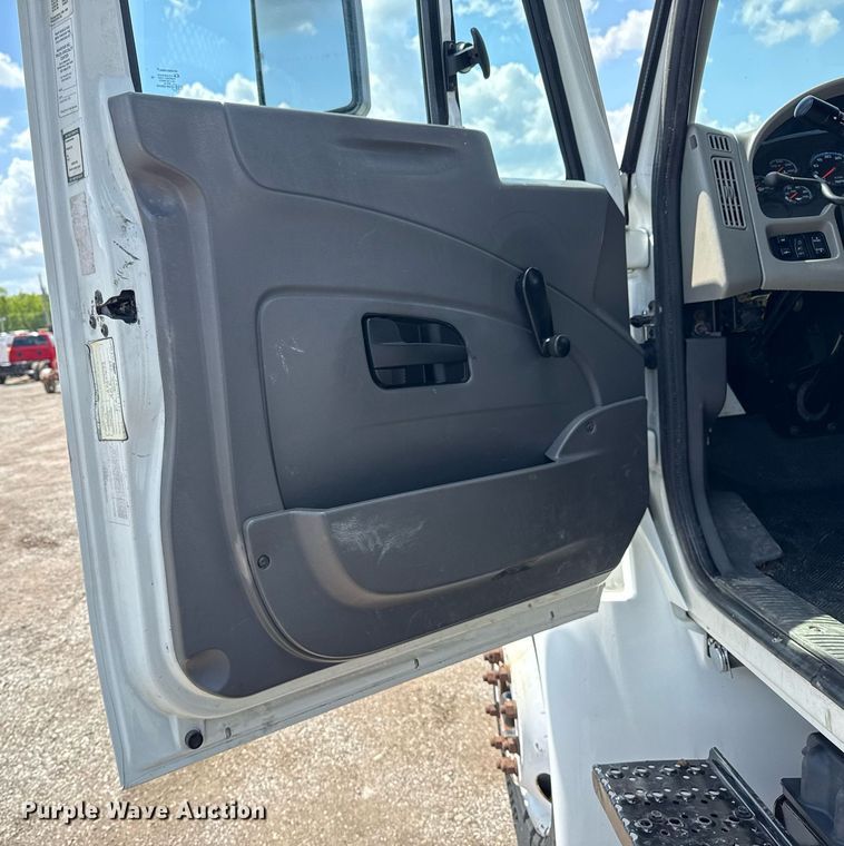 image for item EG5847 2010 International 4300 utility / service truck