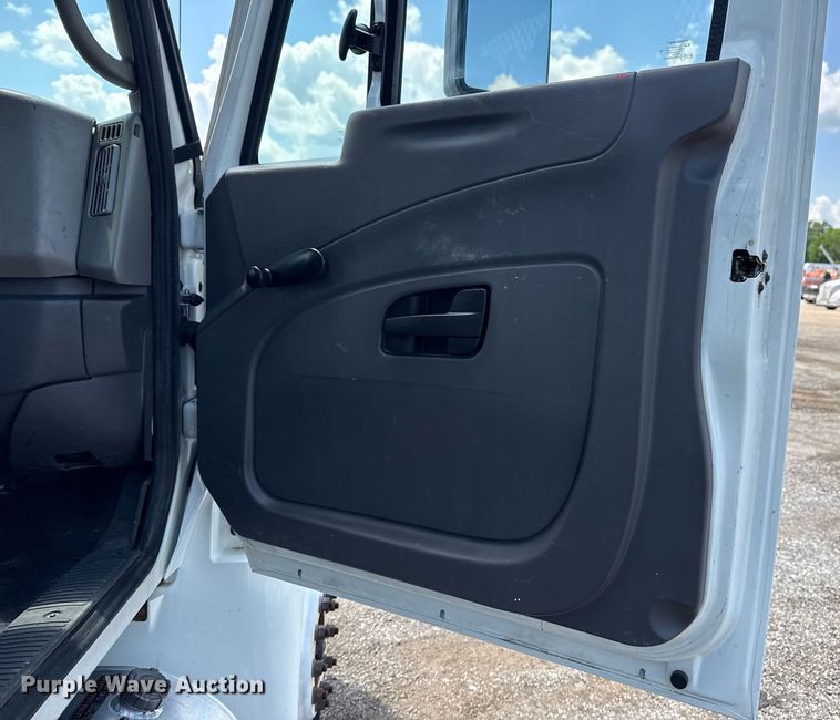 image for item EG5847 2010 International 4300 utility / service truck