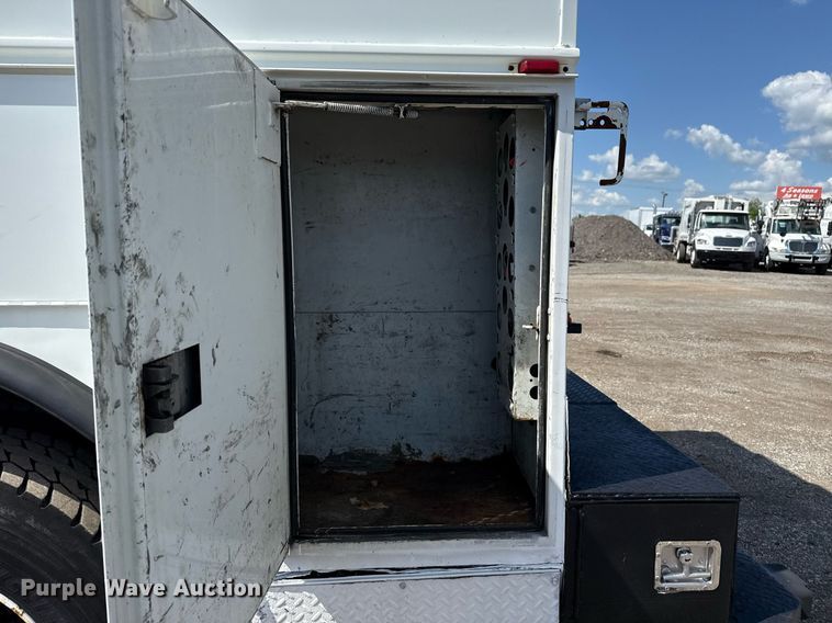 image for item EG5850 2006 International 4300 utility / service truck